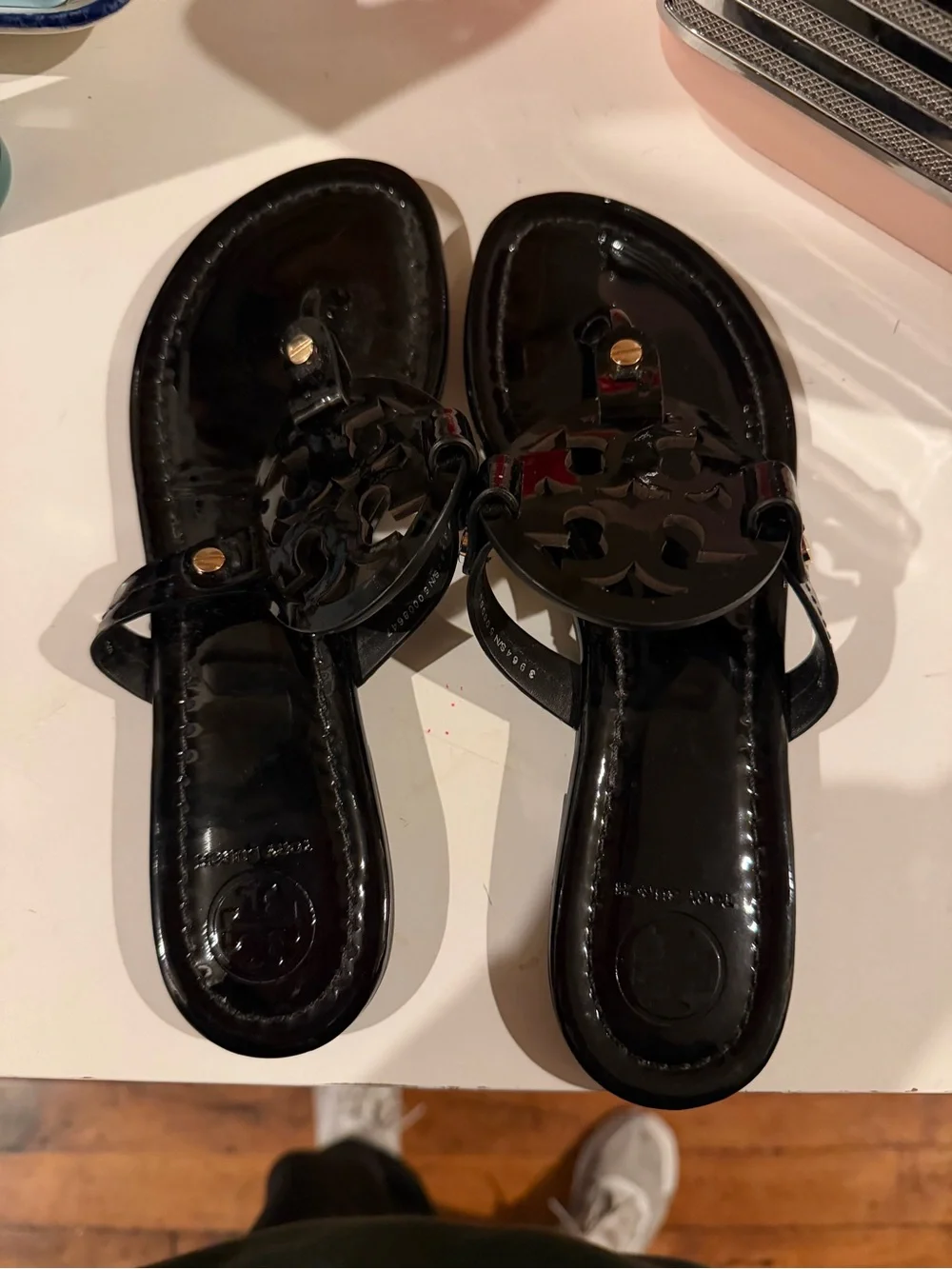 Black Logo Medallion Thong Sandals - Women Tory and Burch - Picture 3 of 7